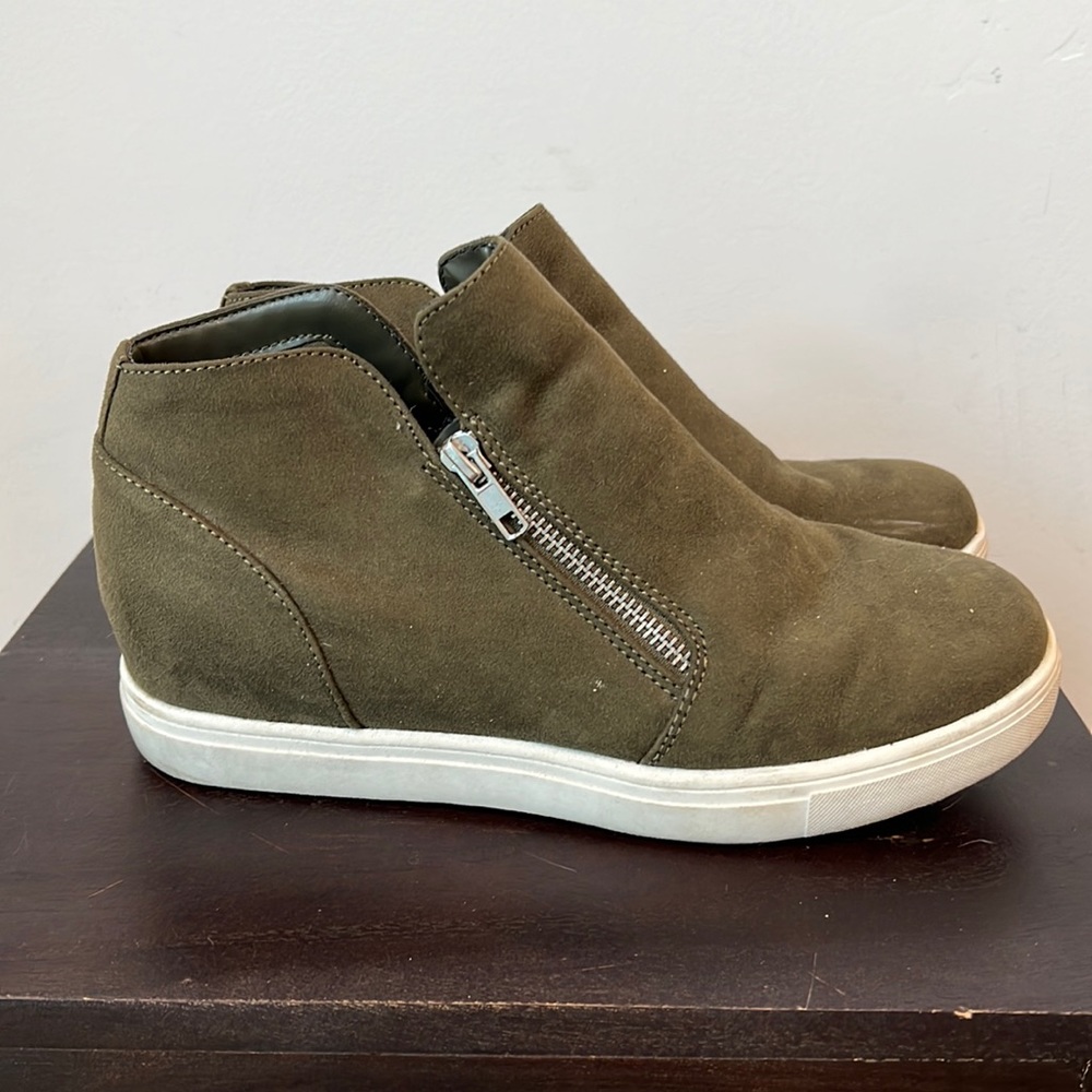 Green memory foam heeled sneakers